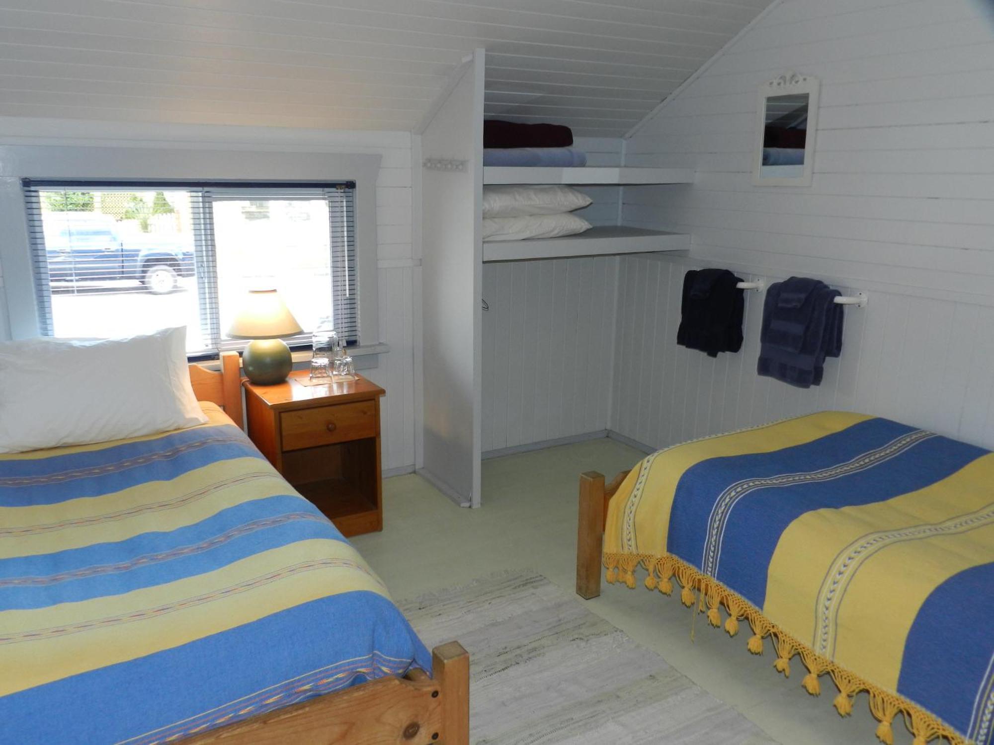 Tofino Paddlers Inn Room photo